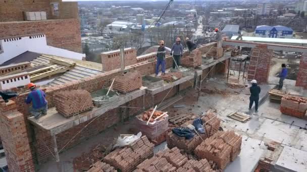 Stavební dělníci pracující na staveništi nové obytné budovy. - Záběry, video