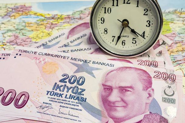 As mais altas denominações monetárias da república de peru. fechar duzentas notas de lira turcas
 - Foto, Imagem