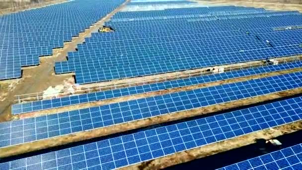 Instalação de painéis solares em estação elétrica de usina ecológica. - Filmagem, Vídeo