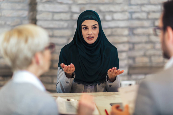 Μουσουλμανική γυναίκα, έχοντας συνέντευξη υποψηφίου για εργασία - Φωτογραφία, εικόνα