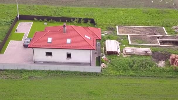 Luchtfoto van een privéhuis en een tuin met omheining. - Video