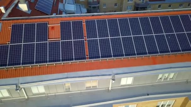 Konut binasının çatısındaki güneş enerjisi panelleri yeşil ekolojik elektrik üretmek için. - Video, Çekim