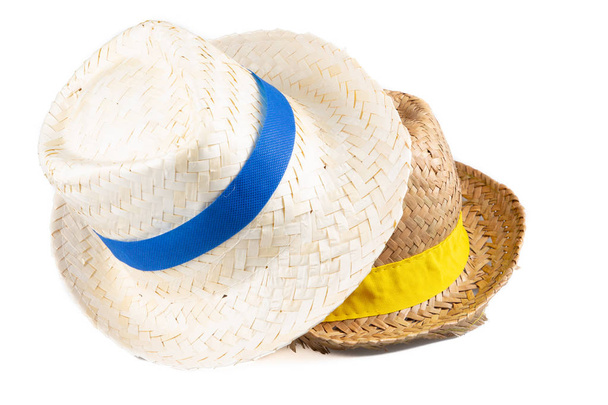 chapéu de palha dois com uma fita amarela azul isolada sobre fundo branco
 - Foto, Imagem