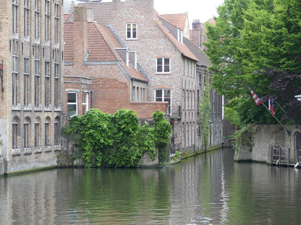 Brugge, België-mei 2019: zicht op het waterkanaal in de CIT - Foto, afbeelding