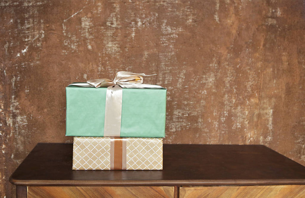 Montón de cajas de regalo artesanales en tablero de madera con un tex natural
 - Foto, Imagen