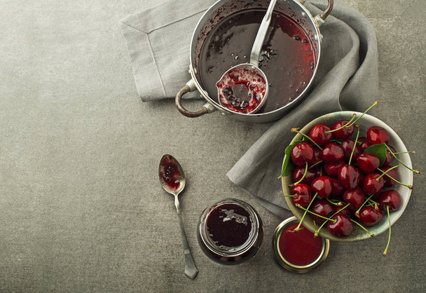 Cooking Cherry jam - Foto, imagen