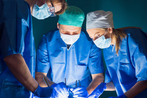 Doktoři pracující v operačním sále - Fotografie, Obrázek