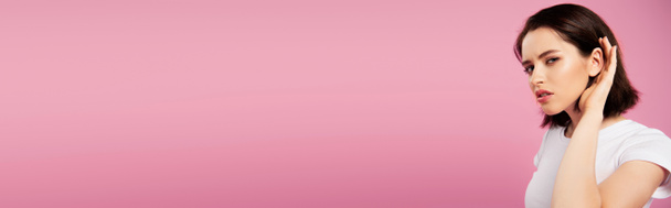 panoramic shot of beautiful focused girl listening isolated on pink - Fotoğraf, Görsel