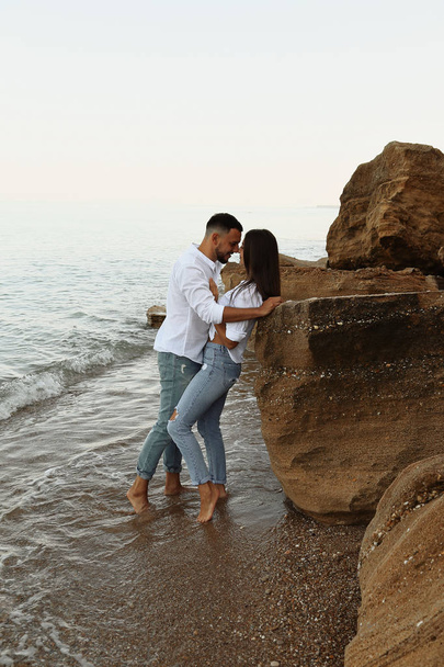 beautiful lovely couple wearing jeans,posing at summer beach - Foto, afbeelding