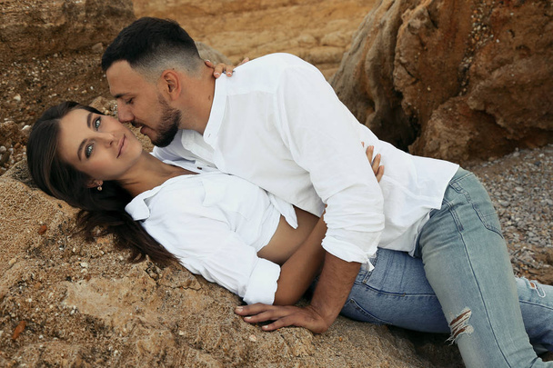schöne schöne Paar trägt Jeans, posiert am Sommerstrand - Foto, Bild