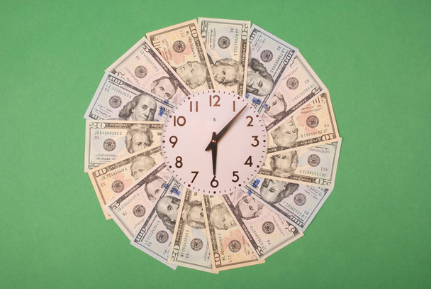 時計とドルの概念。お金から曼荼羅万華鏡の時計。抽象的なお金の背景ラスタパターンリピートマンダラサークル. - 写真・画像
