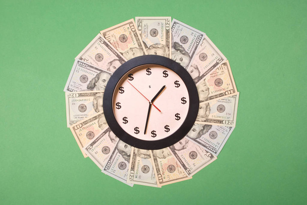 Fogalma óra és dollár. Óra Mandala kaleidoszkóp a pénzt. Absztrakt pénz háttér raszteres minta ismételni Mandala kör. - Fotó, kép