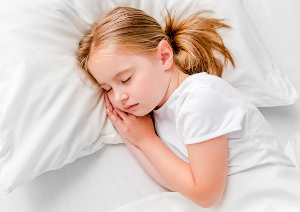 little girl sleeping in white bed - Foto, imagen
