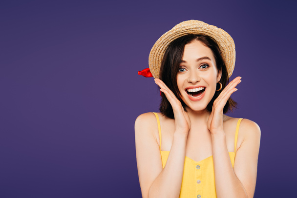happy girl in straw hat with hands near face isolated on purple - Foto, Imagem