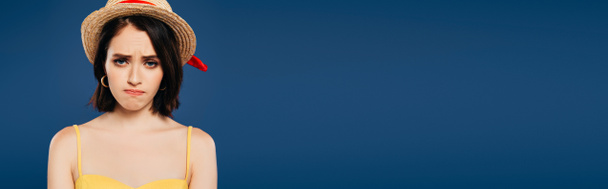 панорамний знімок сумної дівчини в солом'яному капелюсі ізольовано на синьому
 - Фото, зображення