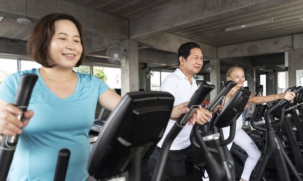 Spor salonu fitness gülümseyerek ve mutlu bir grup üst düzey egzersiz koşu grubu. yaşlı sağlıklı yaşam tarzı. - Fotoğraf, Görsel