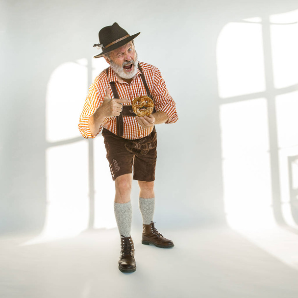 Portrait of Oktoberfest man, wearing the traditional Bavarian clothes - Foto, Imagem