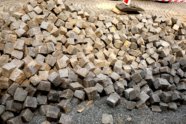 beaucoup de pierres différentes pour construire une route sur une rue de la ville
 - Photo, image