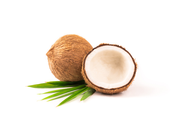 Noce di cocco con metà e foglie isolate su sfondo bianco
. - Foto, immagini