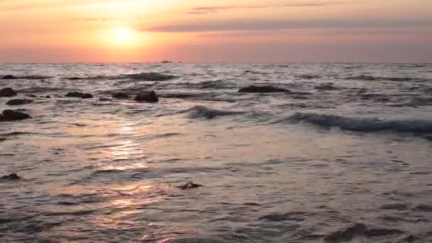 Dageraad op de oceaan prachtig uitzicht op het water en een ongewone gradiënt van kleuren in de lucht, ontspanning en rust en volledige rust aan zee bij zonsondergang - Video