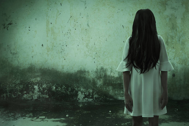 Τρομακτική γυναίκα φάντασμα σε στοιχειωμένο σπίτι - Φωτογραφία, εικόνα