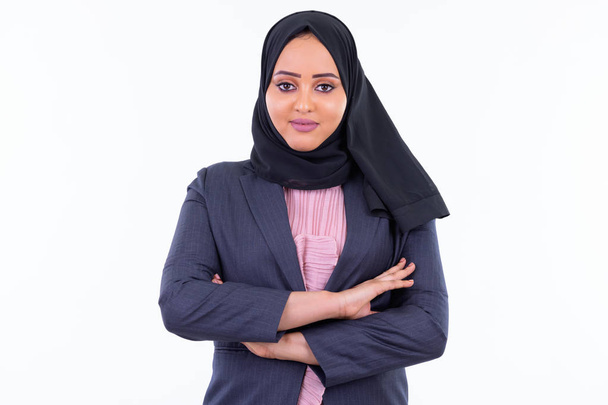 Giovane bella donna d'affari musulmana africana con le braccia incrociate
 - Foto, immagini