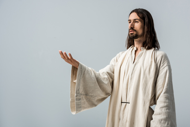 bebaarde religieuze man met uitgestrekte hand geïsoleerd op grijs  - Foto, afbeelding