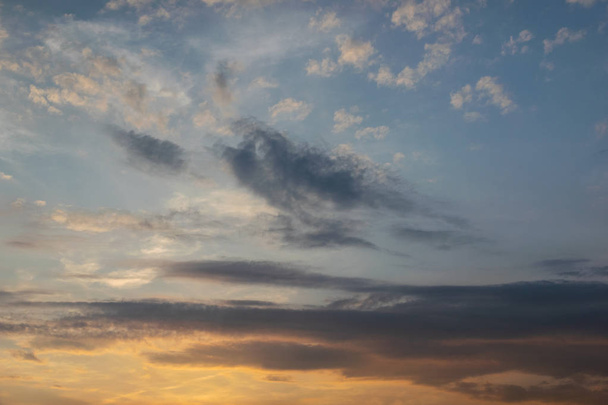 Monivärinen Dramaattinen taivas tummilla pilvillä muodostelmia, auringonlaskun tuoksu
 - Valokuva, kuva