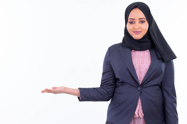 Молодая красивая африканская мусульманская бизнесвумен показывает что-то
 - Фото, изображение