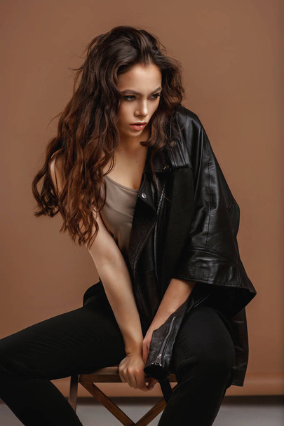 Young beautiful woman in a black jacket - Foto, Imagen