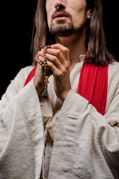 обрезанный взгляд религиозного человека, держащего четки изолированы на серый
  - Фото, изображение