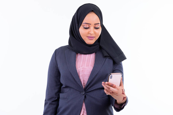 Joven hermosa mujer de negocios musulmana africana usando el teléfono
 - Foto, imagen