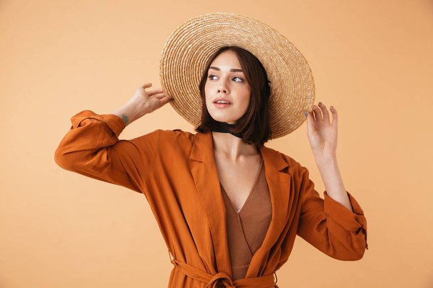 Beautiful young woman wearing straw hat - Foto, imagen