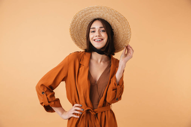 Beautiful young woman wearing straw hat - Foto, imagen
