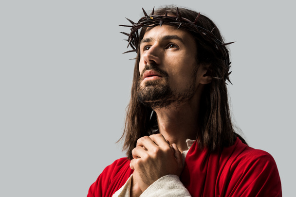 красивий бородатий чоловік у вінку молиться ізольовано на сірому
  - Фото, зображення
