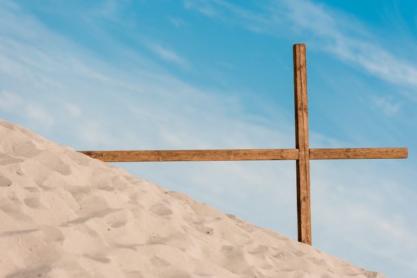 wooden cross on golden and wavy sand in desert  - Foto, Imagem
