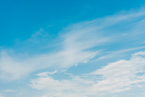 weiße Wolken am blauen Himmel mit Kopierraum - Foto, Bild