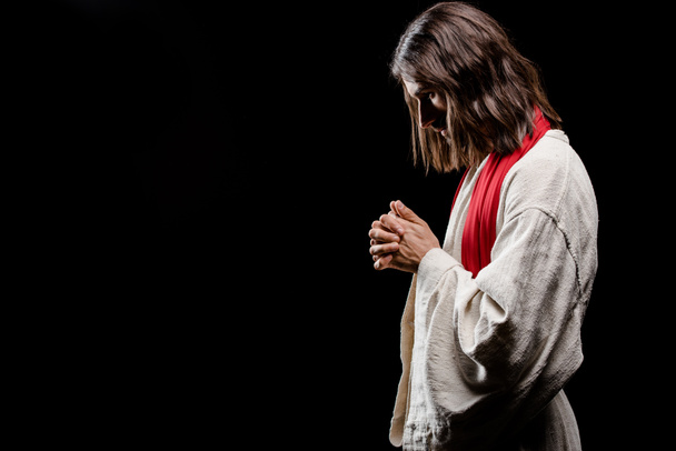  άντρας με γένια να προσεύχεται με σφικτά χέρια απομονωμένα σε γκρι  - Φωτογραφία, εικόνα
