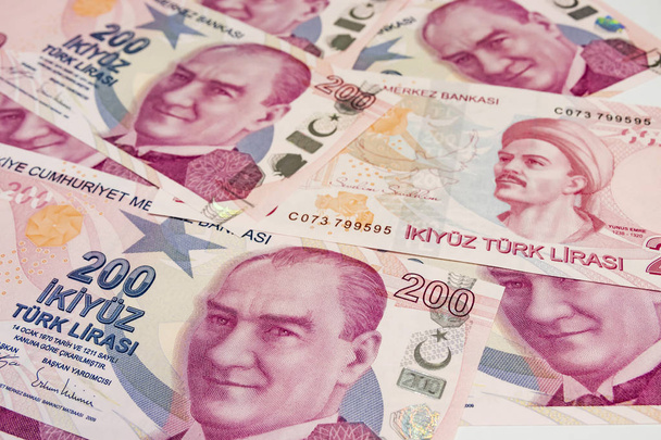 I tagli monetari più alti della repubblica del tacchino. chiudere duecento banconote in lira turca
 - Foto, immagini