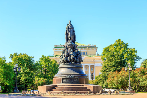 Sint-Petersburg, Rusland. Monument voor Catharina de grote. Tekst  - Foto, afbeelding