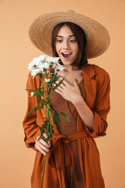 Beautiful young woman wearing straw hat - Foto, Imagem