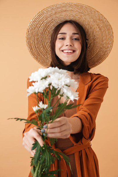 Красивая молодая женщина в соломенной шляпе
 - Фото, изображение