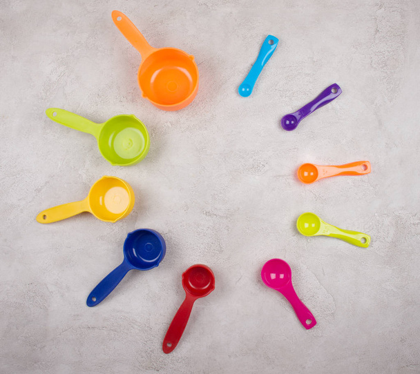 Set of colorful measuring spoons forming a circle - Zdjęcie, obraz