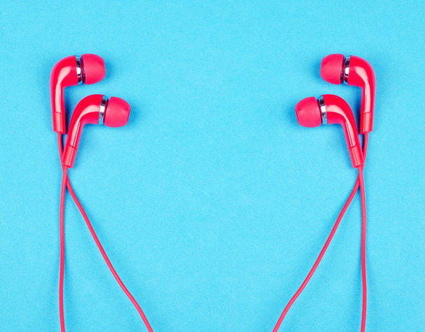 Pary jasnoczerwonych słuchawek douszne - Zdjęcie, obraz