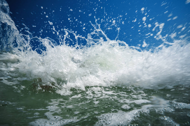 海岸に波が打ち寄せる - 写真・画像
