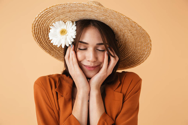 Beautiful young woman wearing straw hat - Foto, immagini