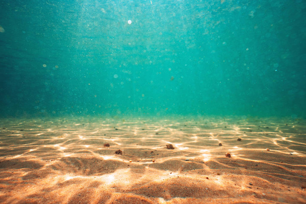 Vue sous-marine de la surface de la mer avec des rayons de soleil
 - Photo, image