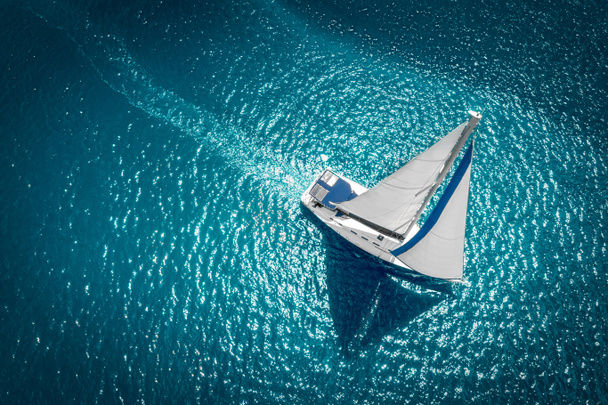 開かれた海で白い帆が付いているレガッタの帆船のヨット。アエリ - 写真・画像