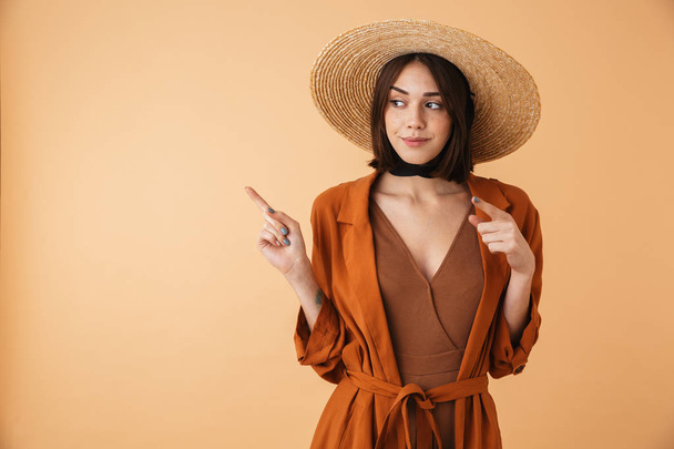 Beautiful young woman wearing straw hat - Fotoğraf, Görsel
