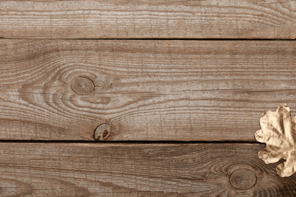 vista superior de fondo texturizado de madera con hoja dorada
 - Foto, Imagen